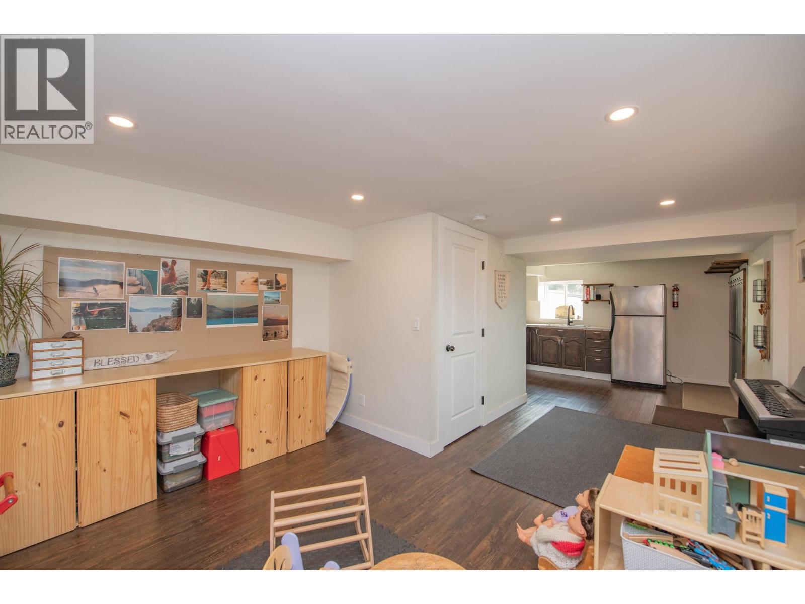 9211 6 Highway - Image 41