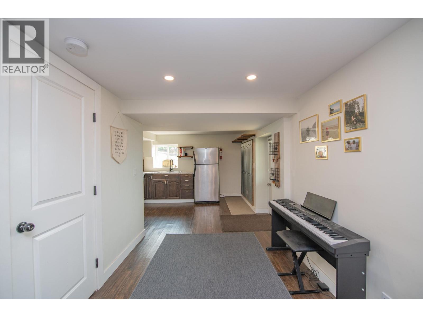 9211 6 Highway - Image 42