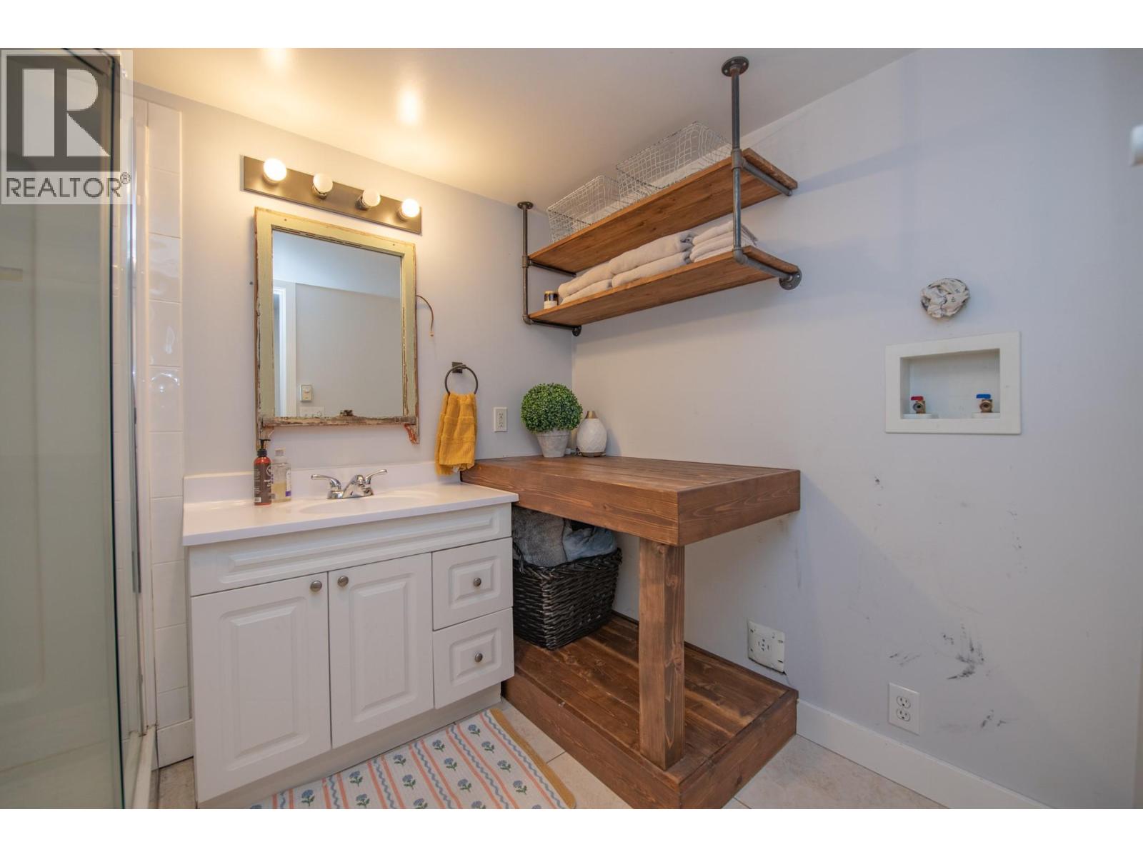9211 6 Highway - Image 44