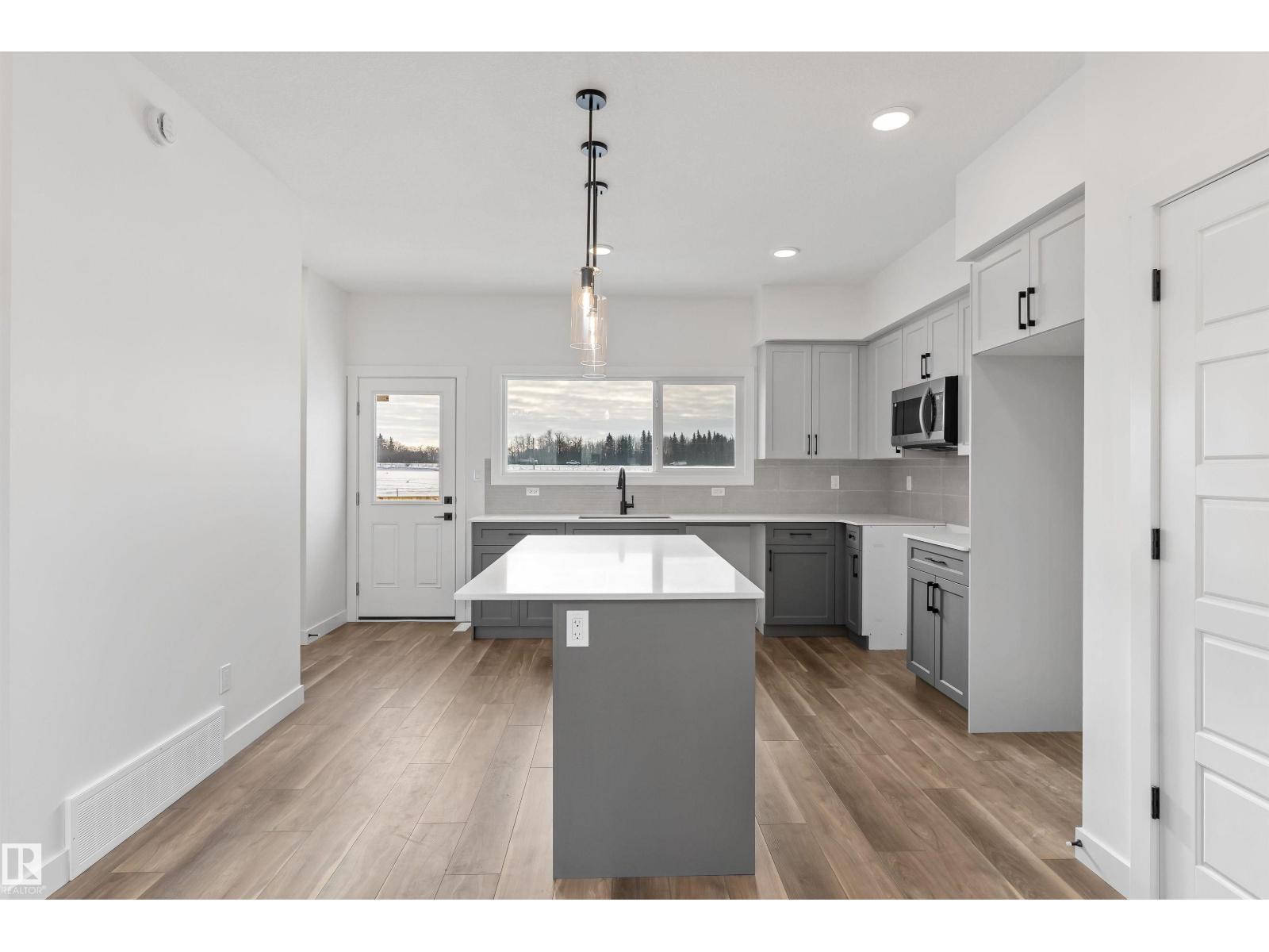 1068 MCLEOD AV - 18
