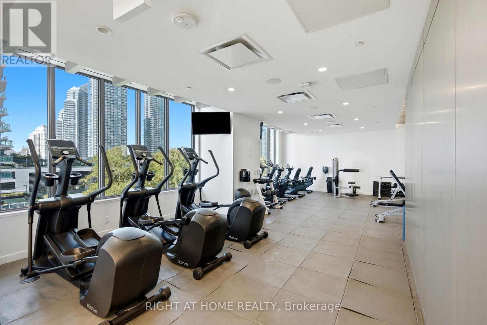 #2605 70 ANNIE CRAIG DRIVE - Image 32