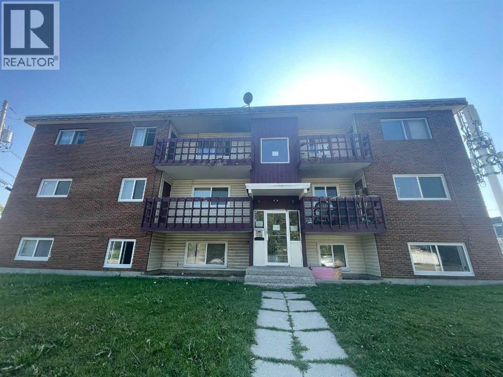 733 44 Avenue NW - 2