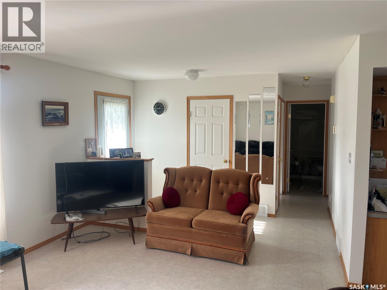 301 Main STREET, Lintlaw — photo 3