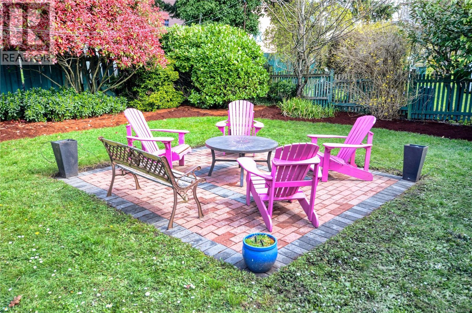 1044 Wollaston St - Image 31