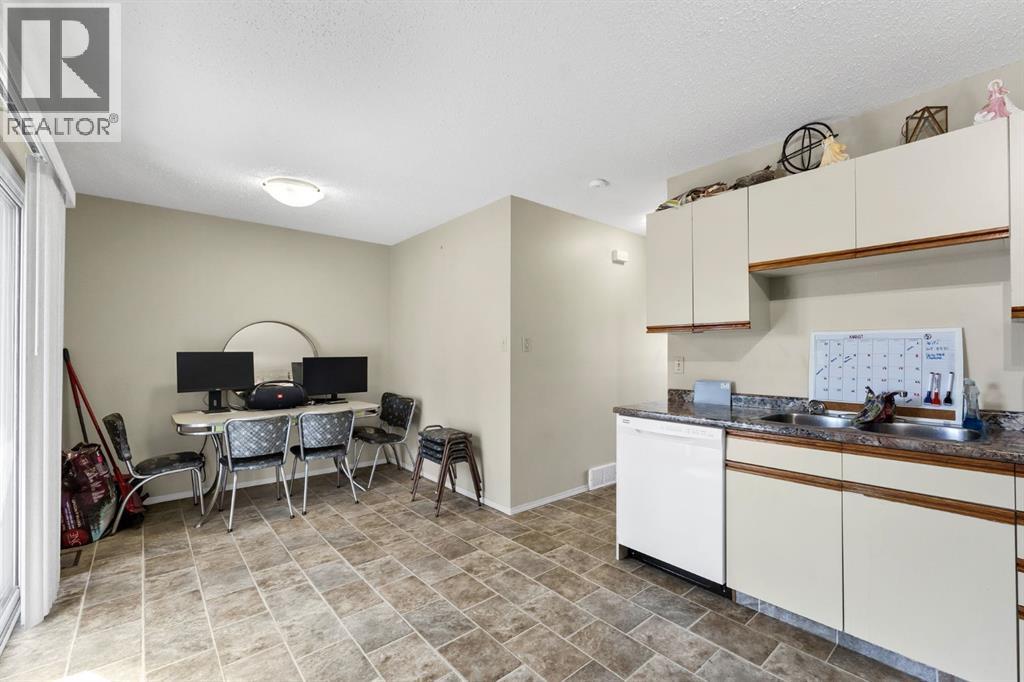 908 Ross Glen Drive SE - 11