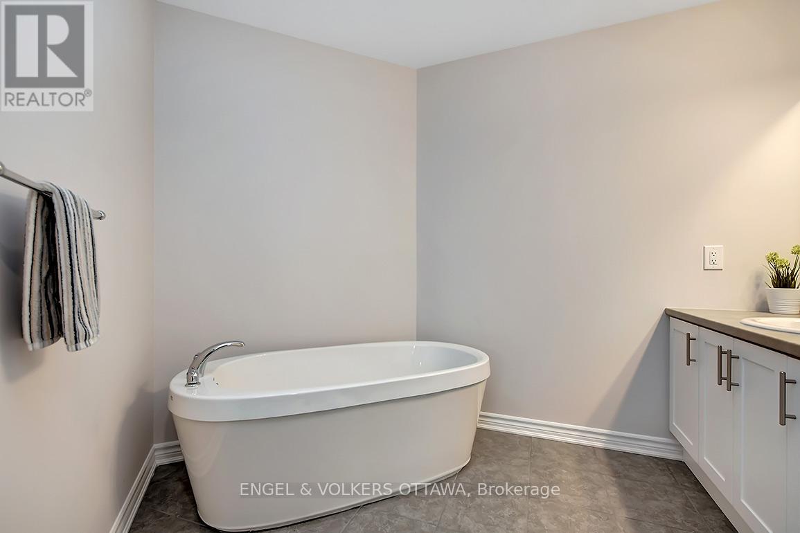 3 Bed, 3 Bath House for Rent in Ottawa – 135 LANCELEAF WAY, Ottawa – MLS# X13642894 - Image 24