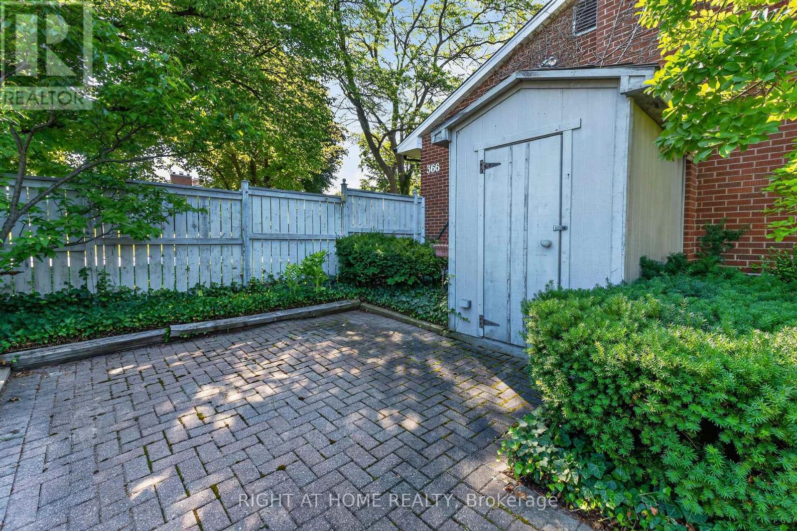 366 BURLINGTON CRESCENT - 42