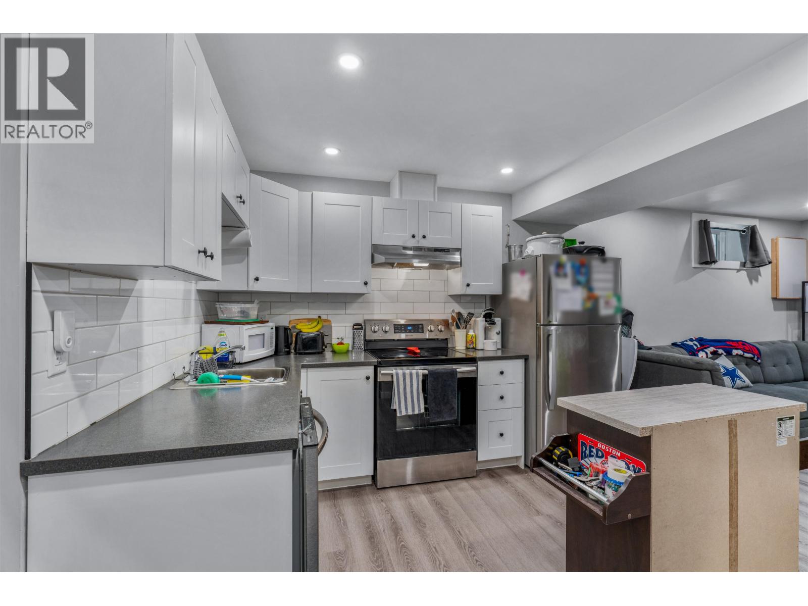5932 MONTGOMERY CRESCENT - 16