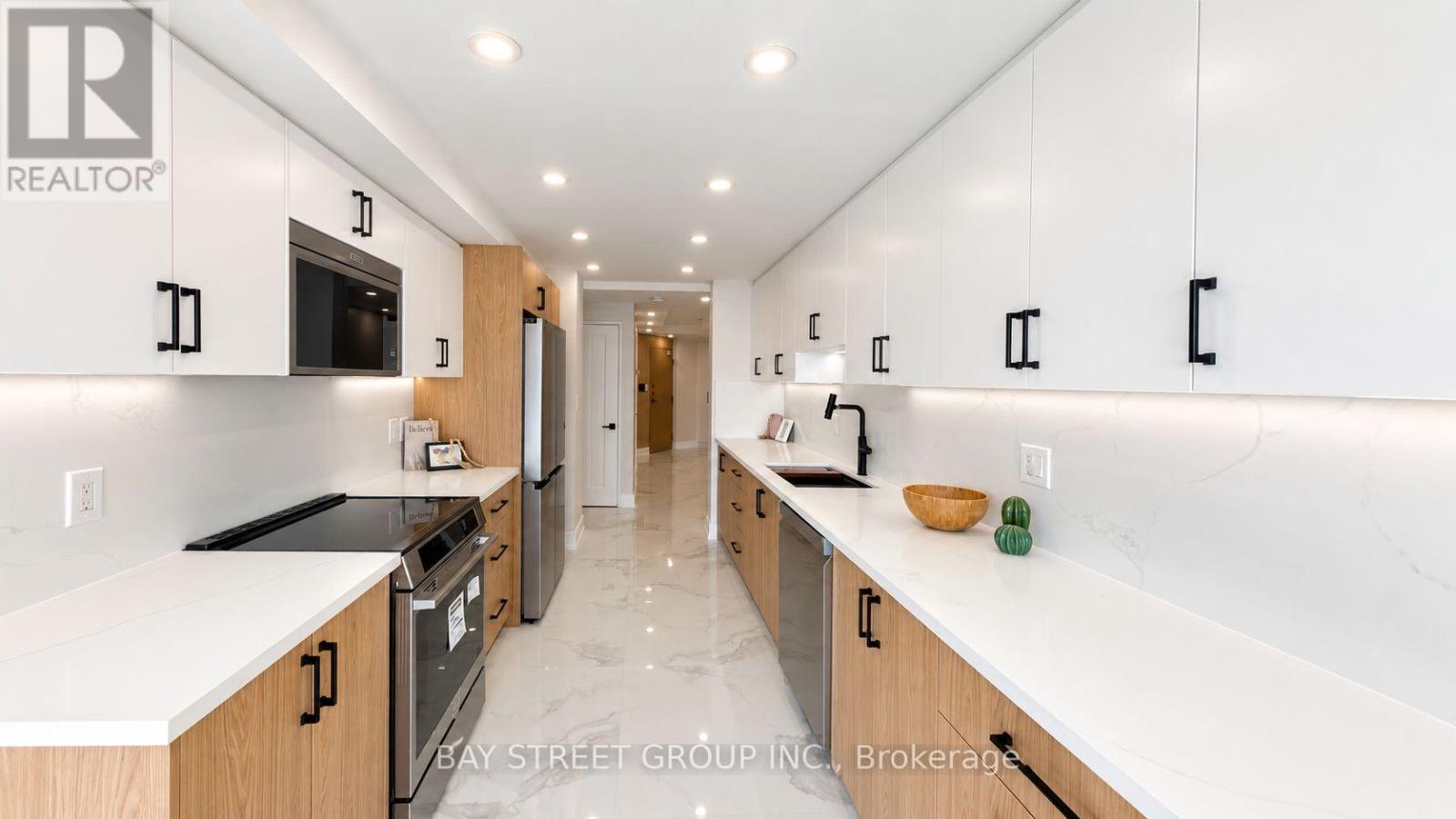 #2201 85 SKYMARK DRIVE - 10