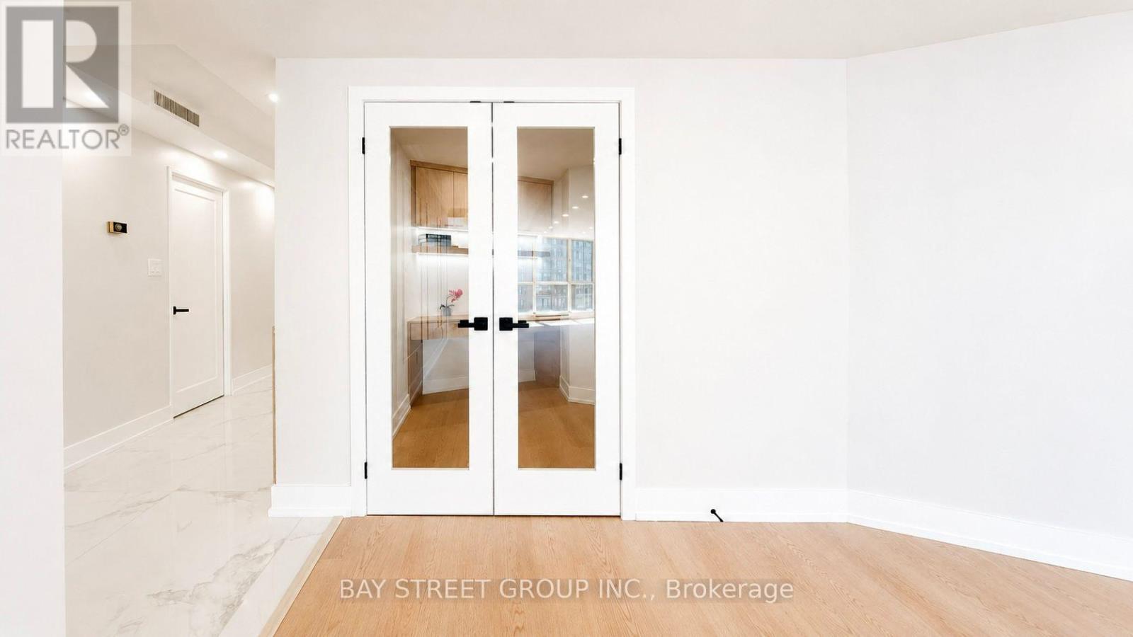 #2201 85 SKYMARK DRIVE - 15