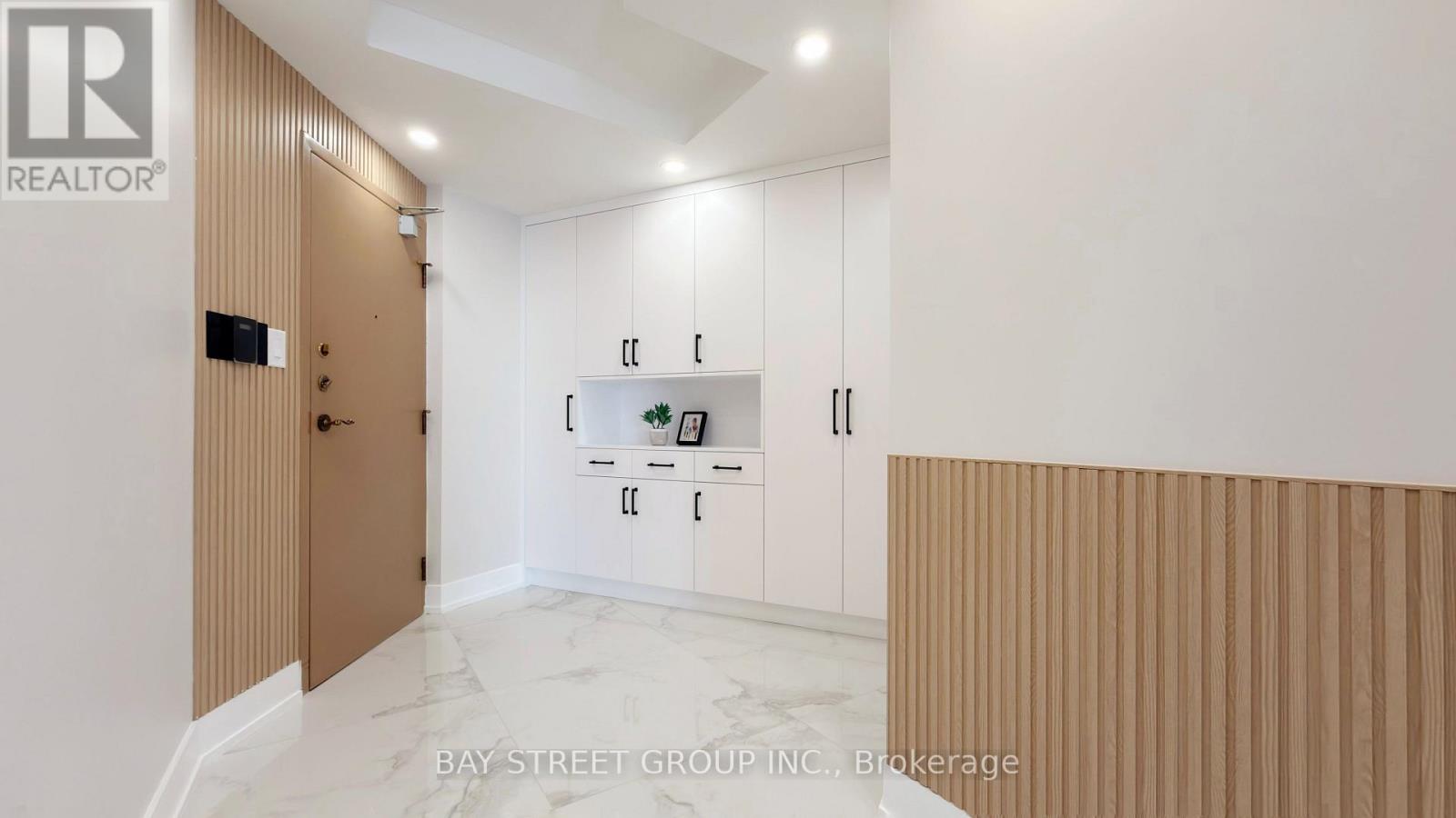 #2201 85 SKYMARK DRIVE - 18