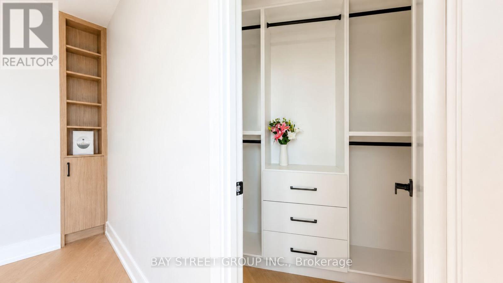 #2201 85 SKYMARK DRIVE - 31