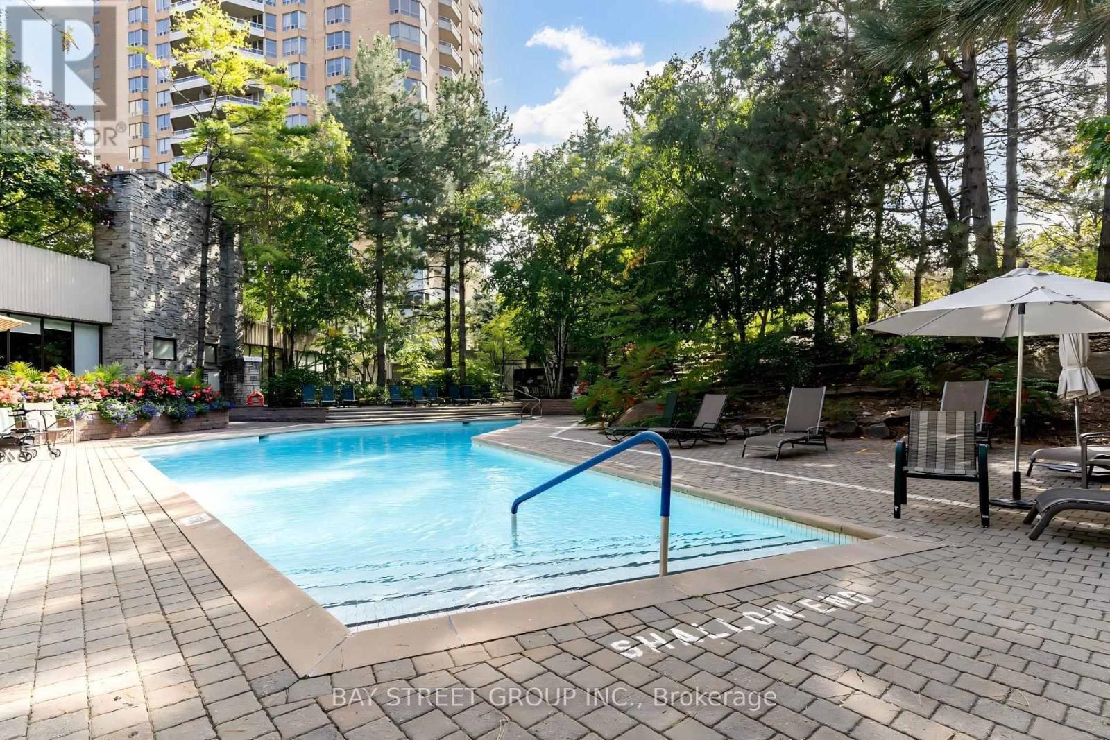 #2201 85 SKYMARK DRIVE - 40