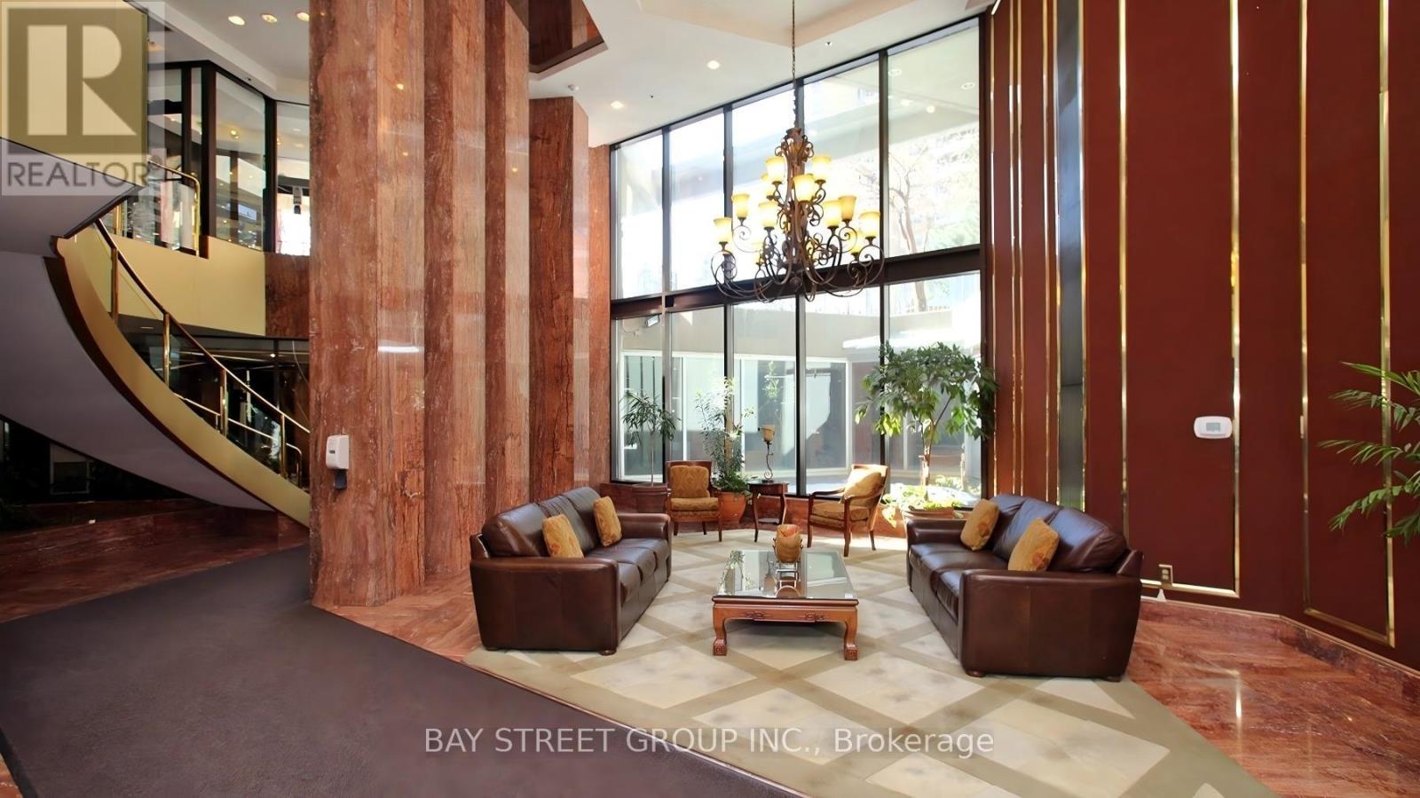 #2201 85 SKYMARK DRIVE - 43