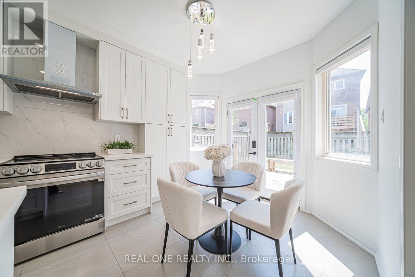35 FORMOSA DRIVE - 21