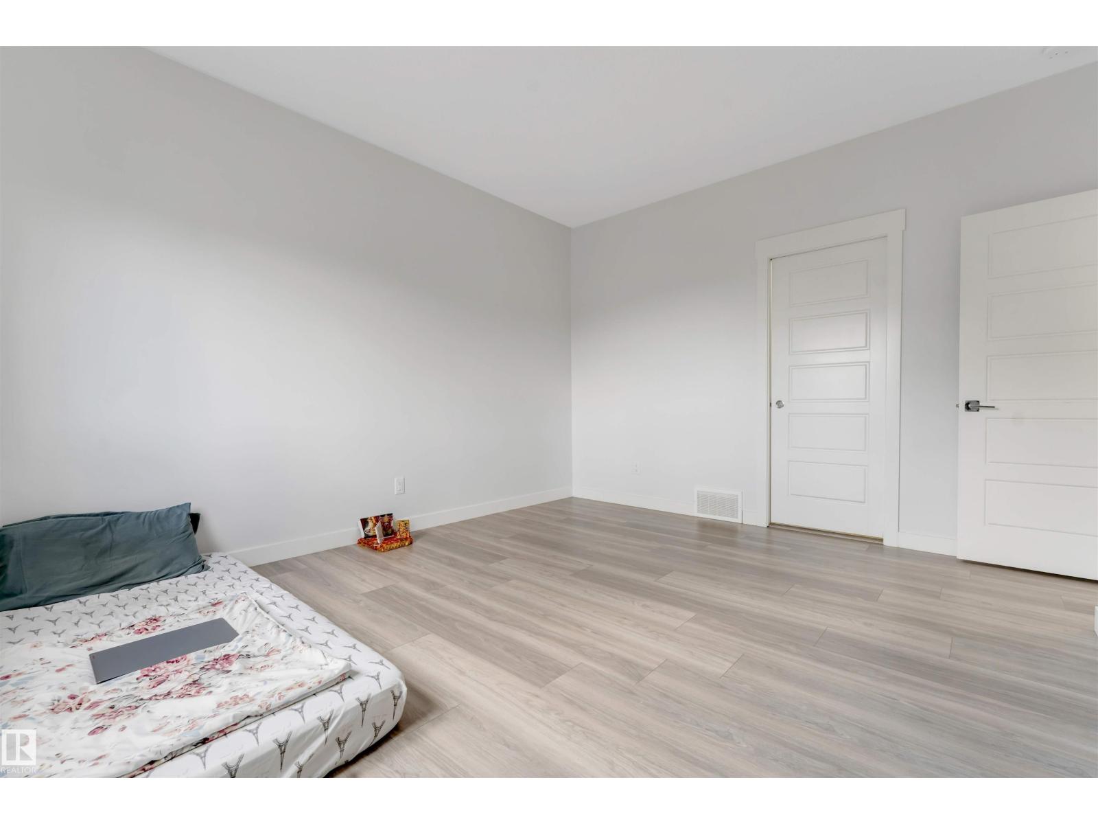 2912 12 AV NW - Image 31