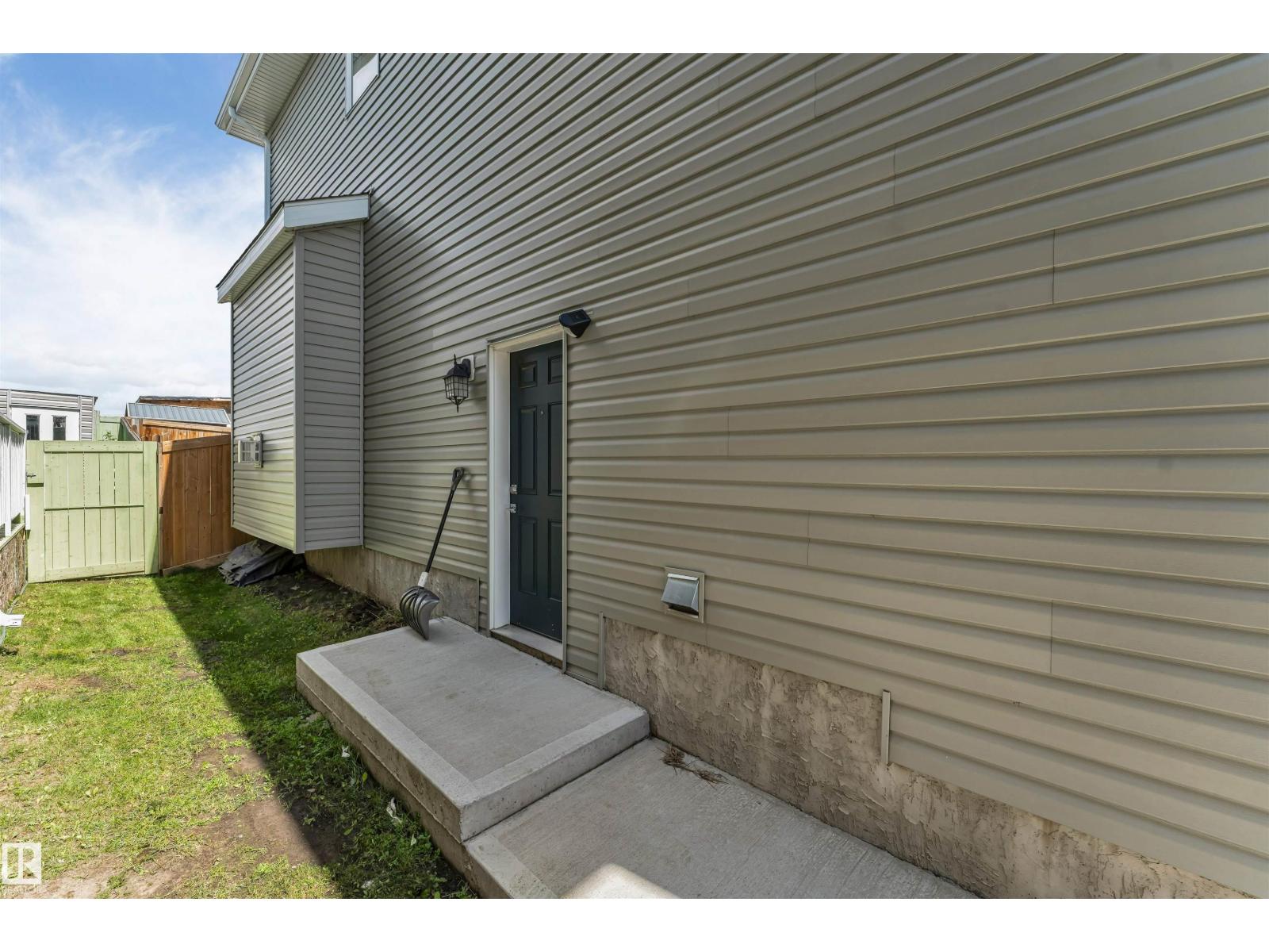 2912 12 AV NW, Laurel, Edmonton photo 4