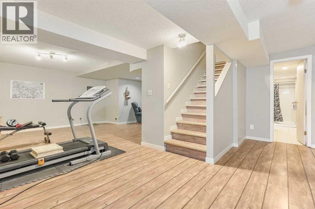 82 Sherwood Boulevard W - 32