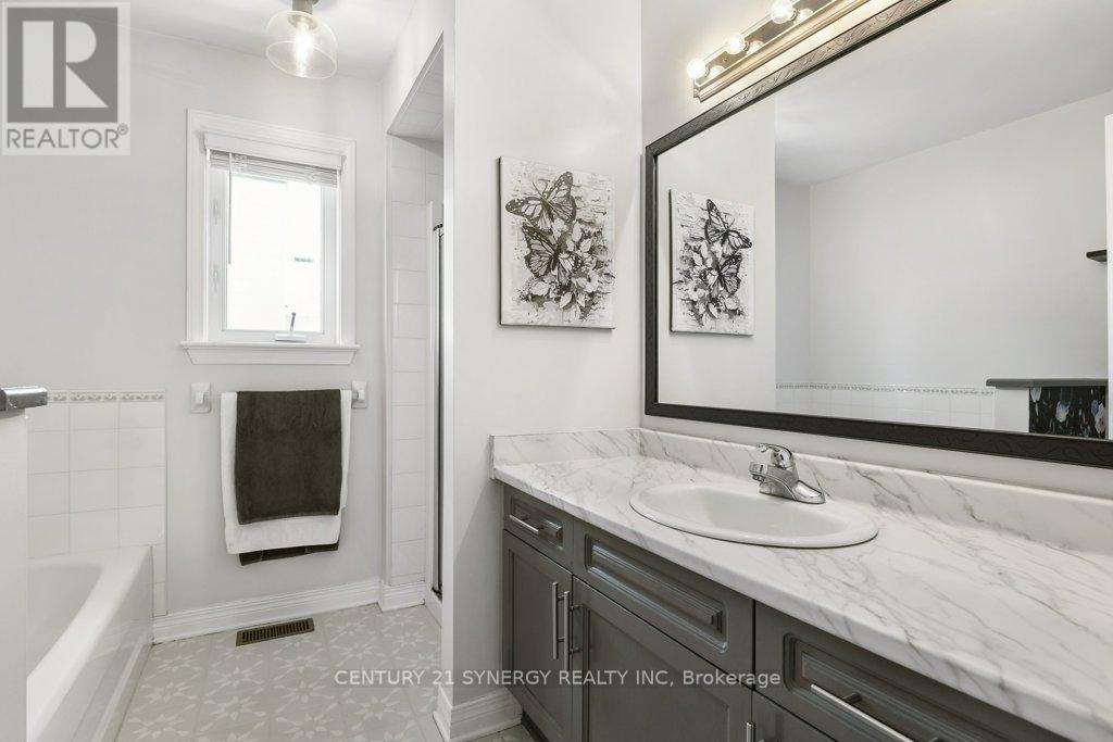 37 WINDFIELD CRESCENT - 36