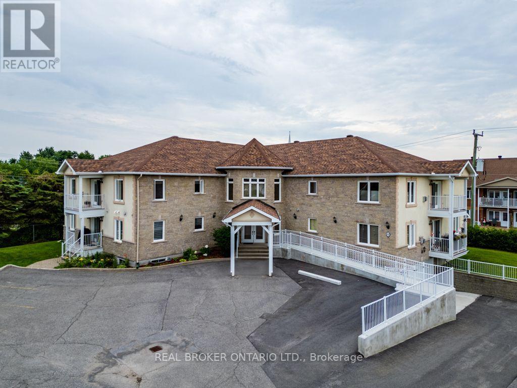 #103 32 LA CROISEE STREET - 1