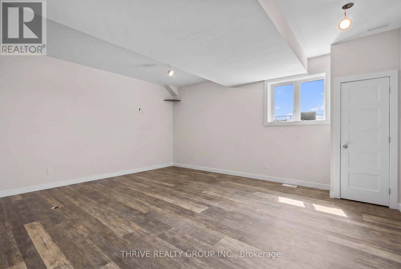 981 WEST VILLAGE SQUARE - Image 34