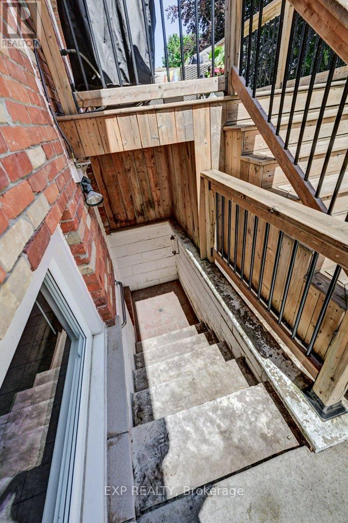 194 DUNDAS STREET E - 33