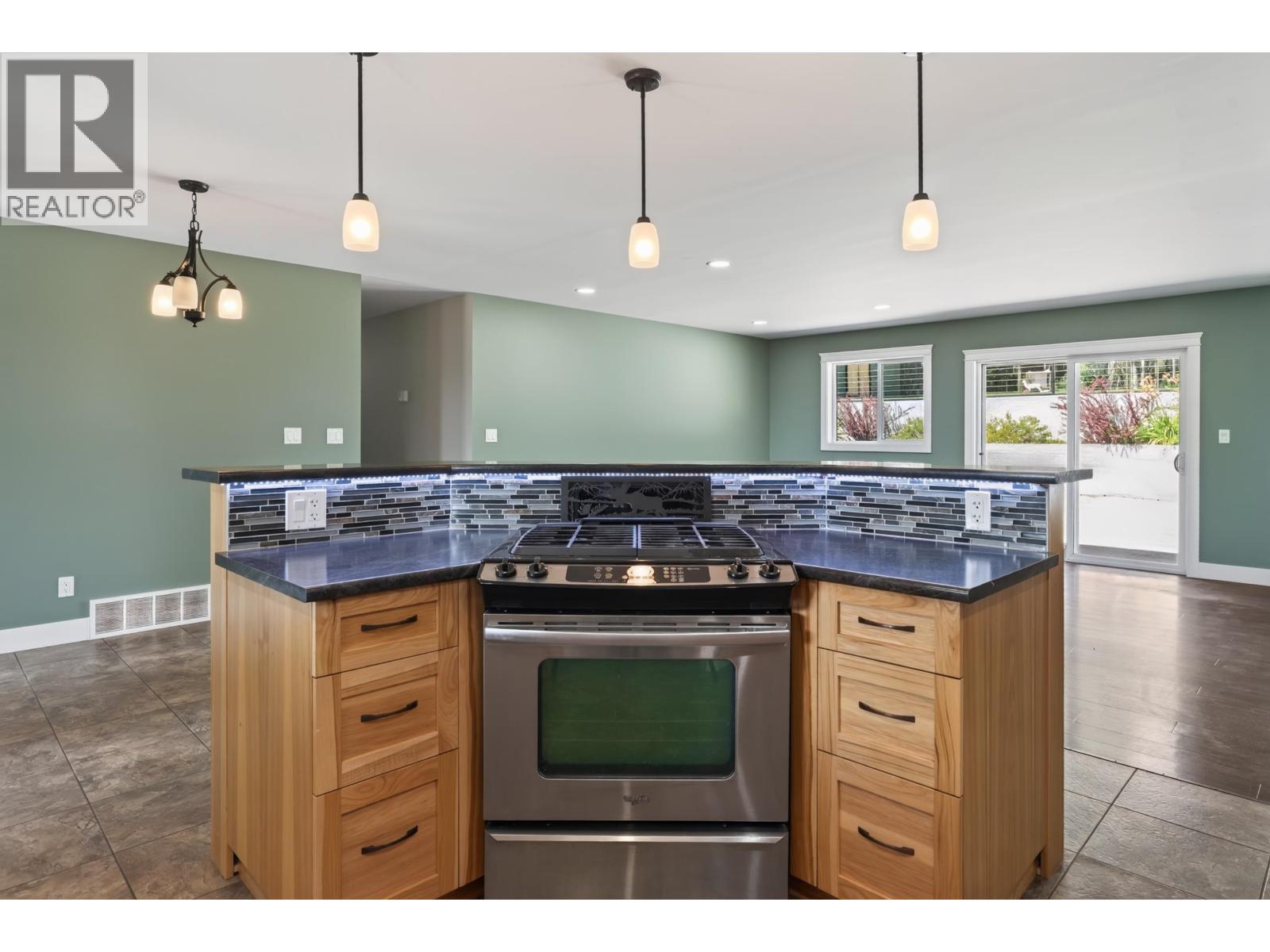 Photo 11 of 37 — 2077 SOMMERVILLE ROAD · Prince George, BC