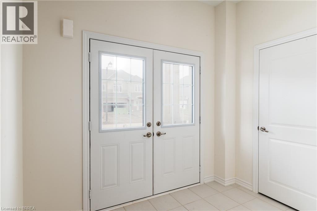 33 DENNIS Avenue, Brantford — photo 3
