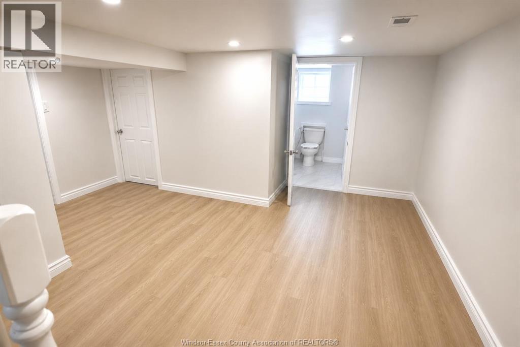 870 SHEPHERD STREET East - Image 13