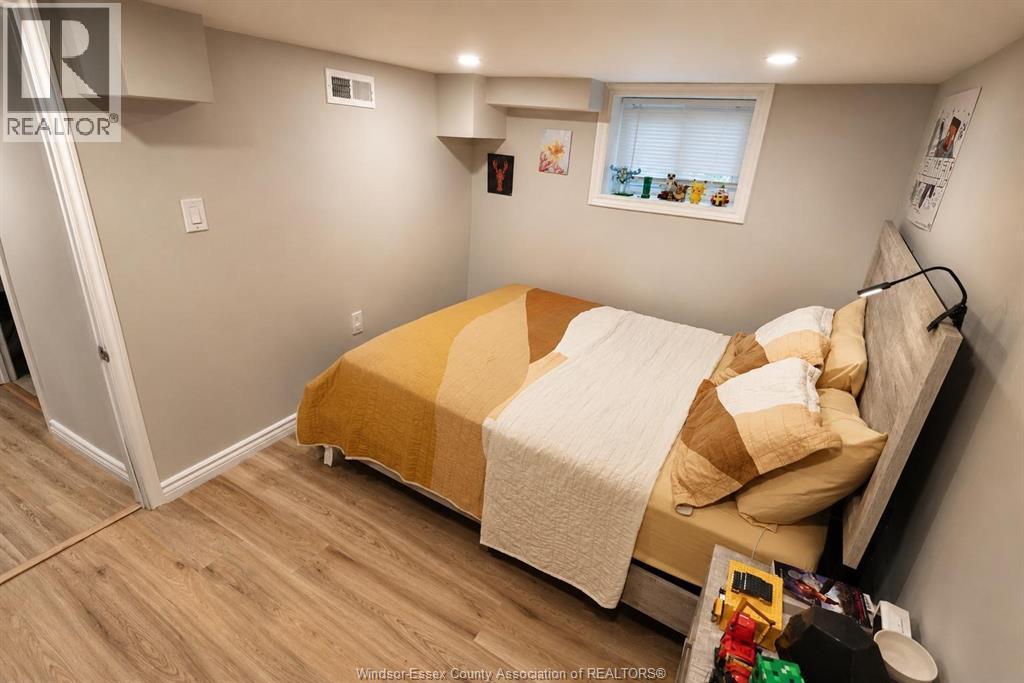 870 SHEPHERD STREET East - Image 14