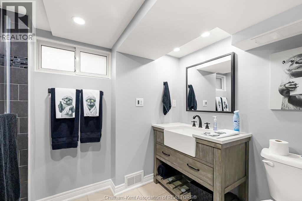 23 Queensway DRIVE - 24