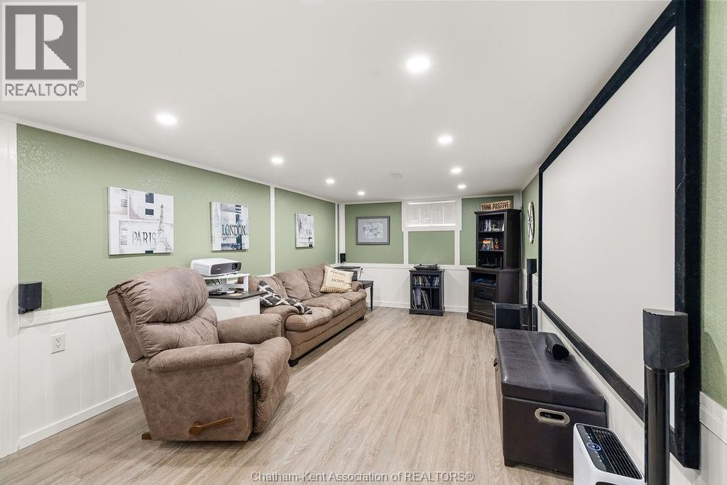 23 Queensway DRIVE - 21
