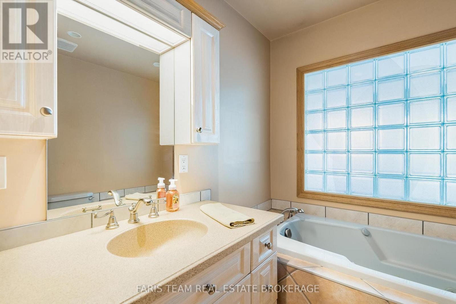 2554 CHAMPLAIN ROAD - 25