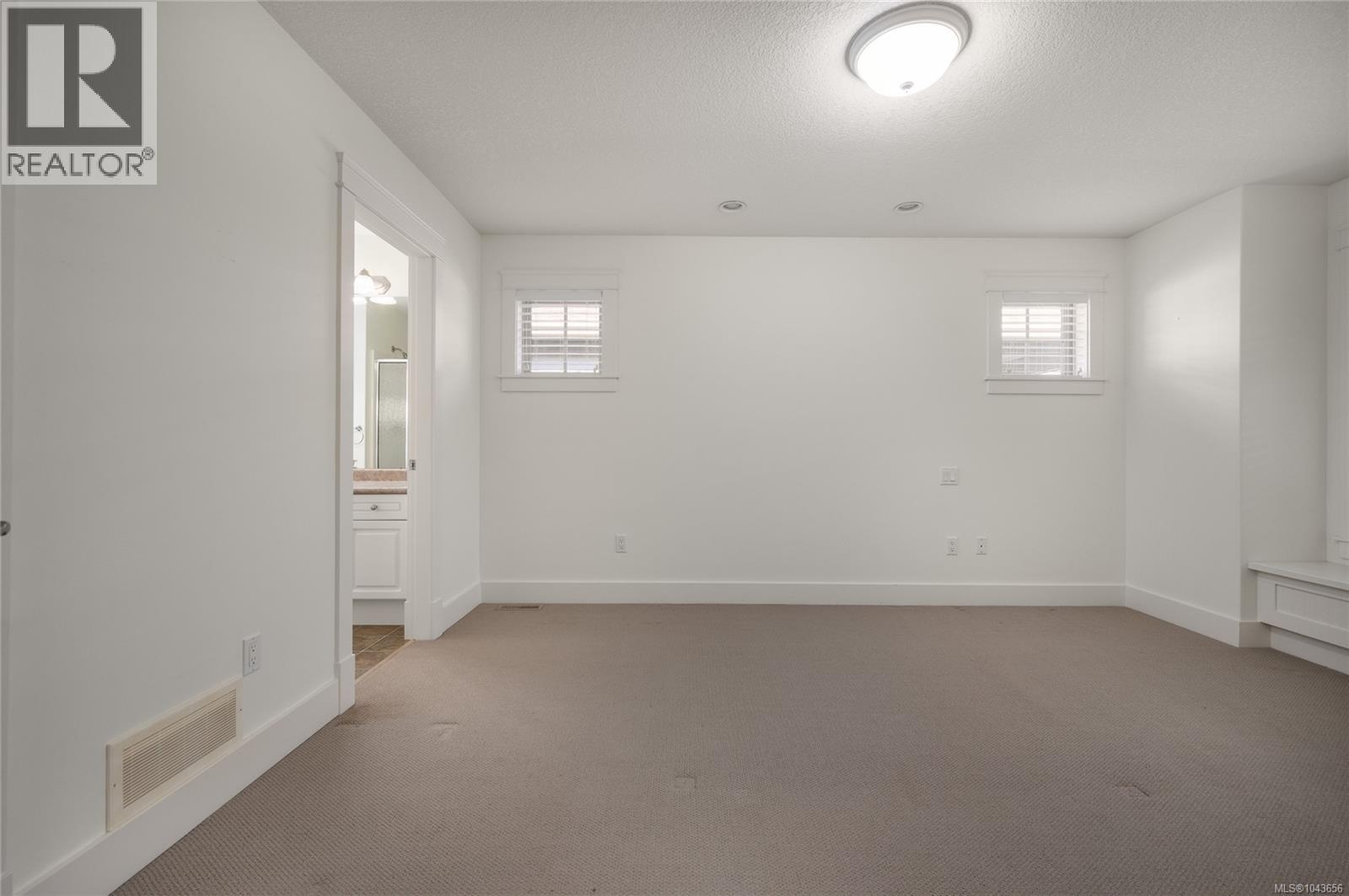 354 Davis Ave - 25