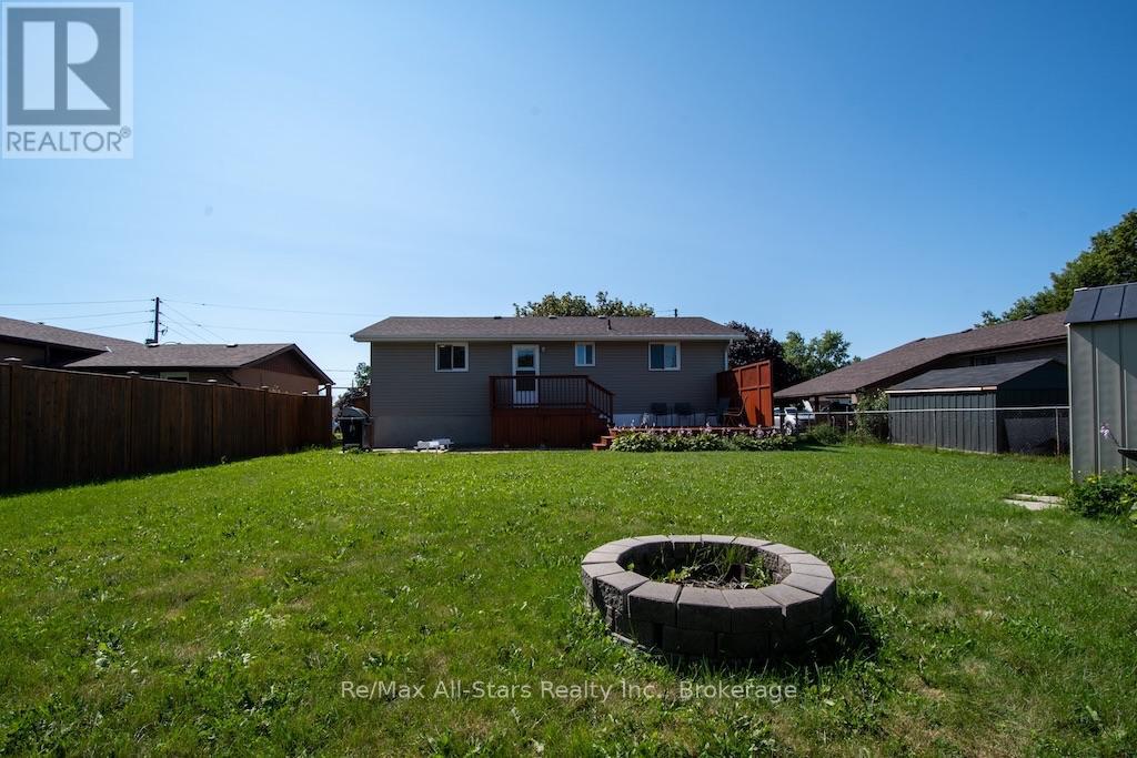 4 DANIEL COURT - 44