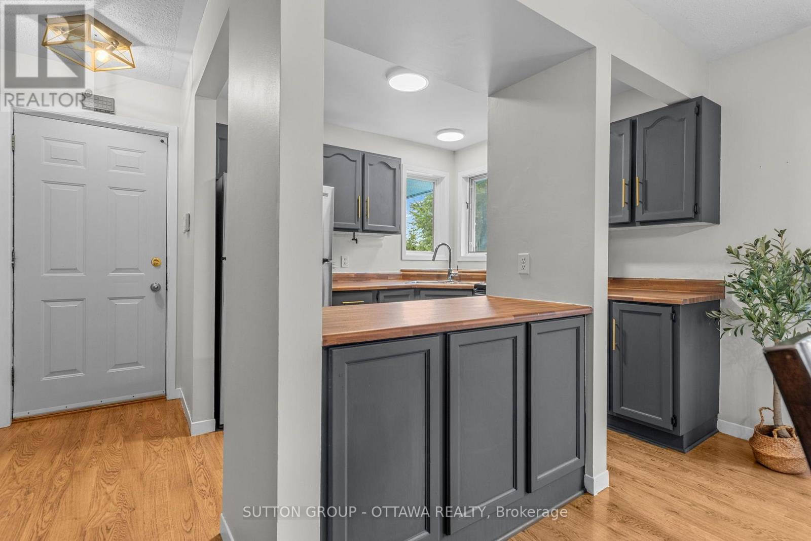 3 Bed, 2 Bath House for Sale in Ottawa – 8097 LAURIE LANE, Ottawa – MLS# X13644006 - Image 9