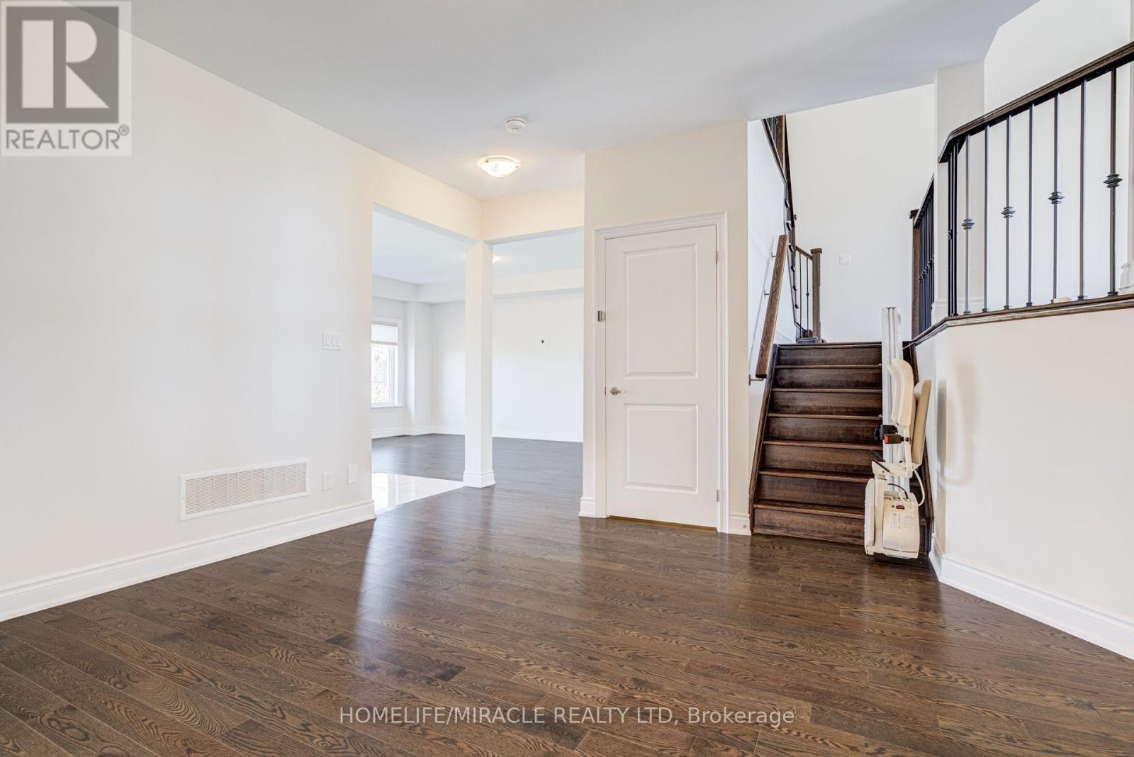 25 LORNE THOMAS PLACE - 4