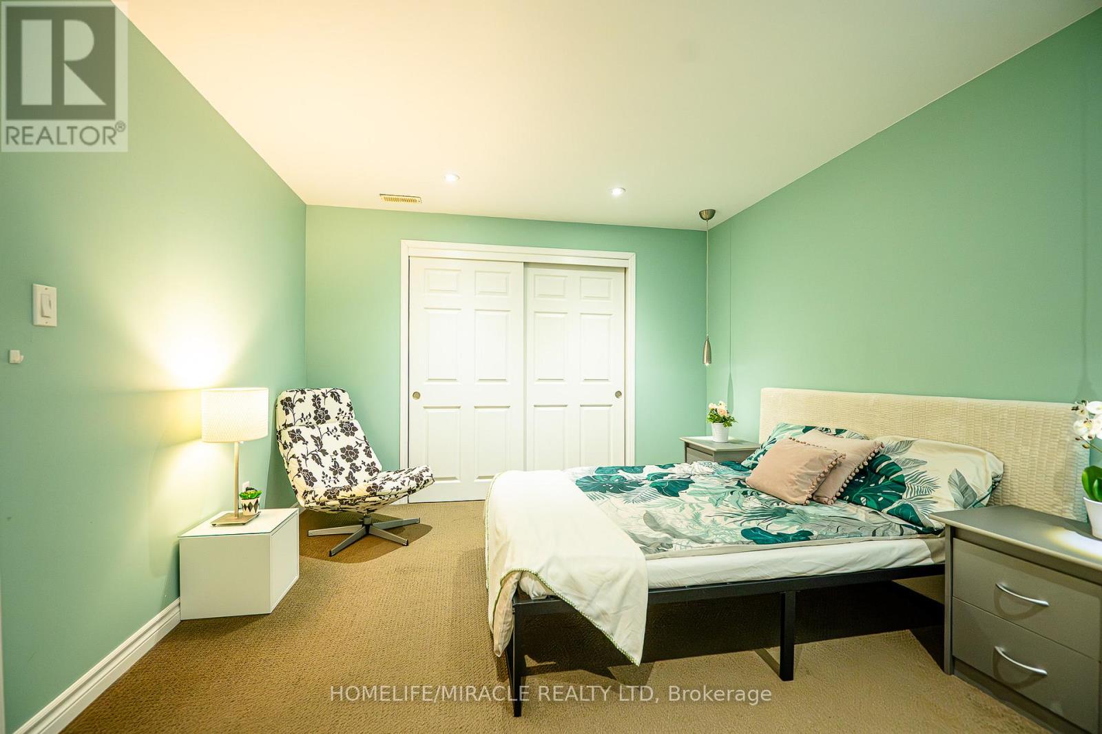 #55 151 CLAIRFIELDS DRIVE E - 31