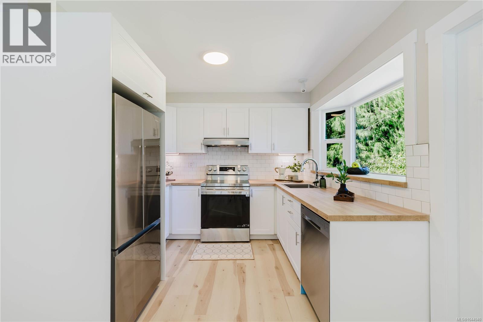 1910 San Rafael Cres - 15