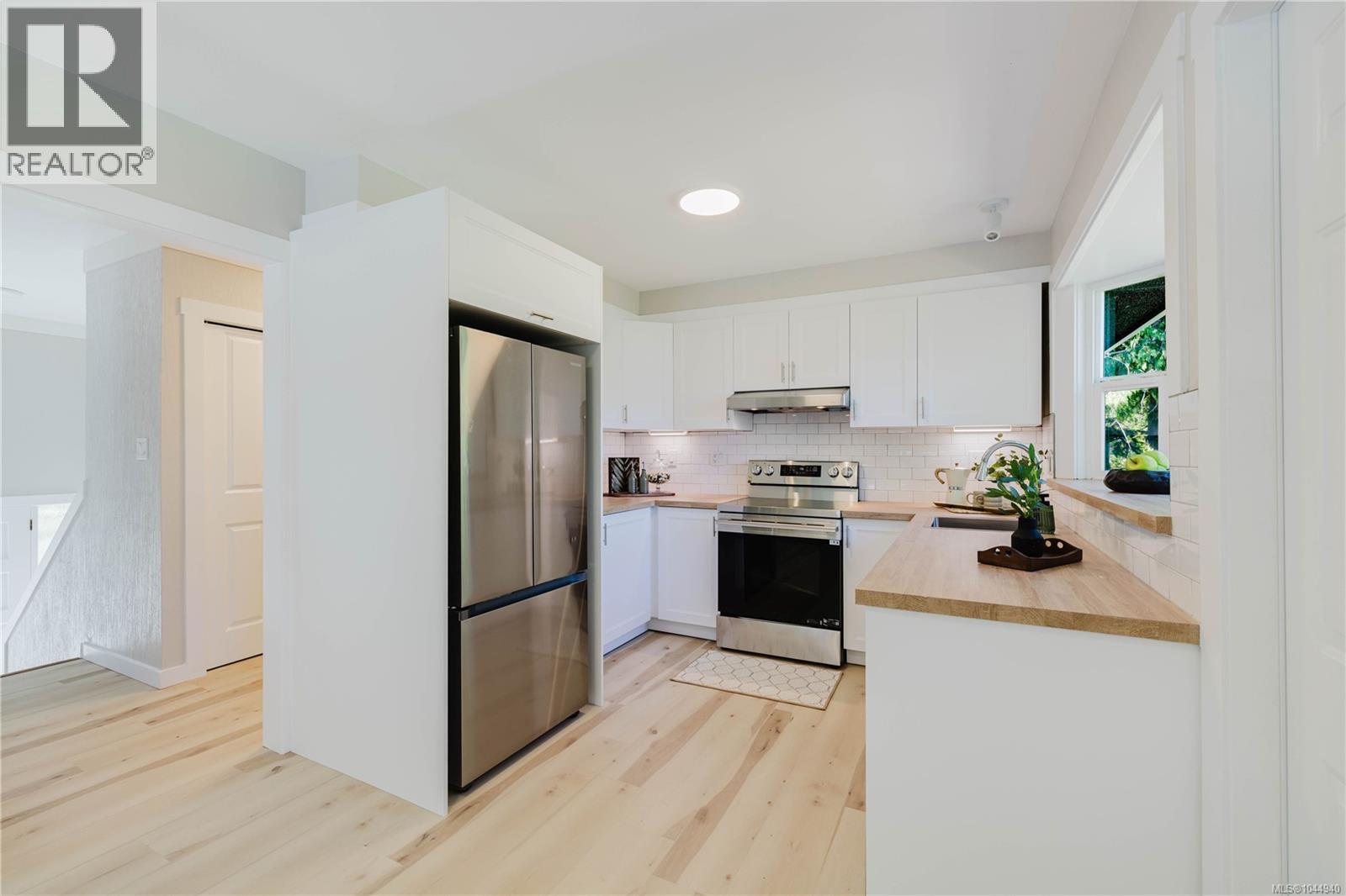 1910 San Rafael Cres - 16