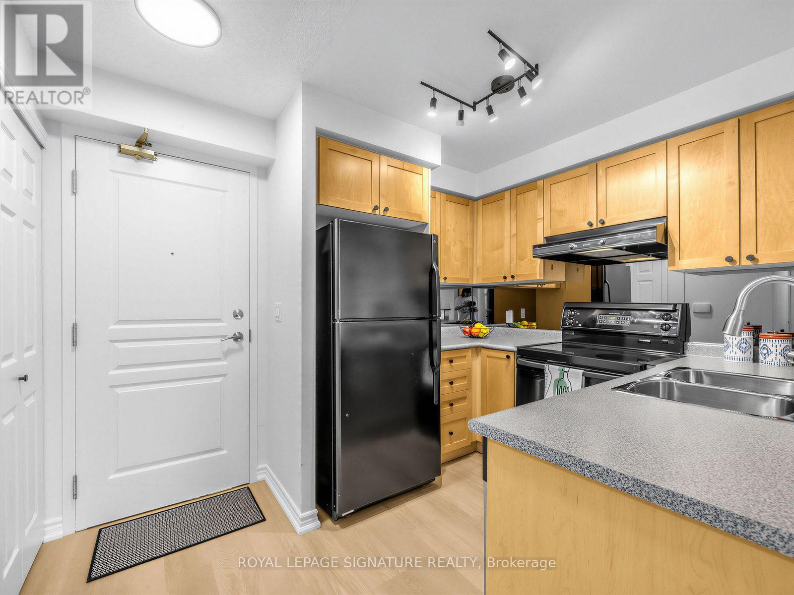 #220 16 DALLIMORE CIRCLE - 4