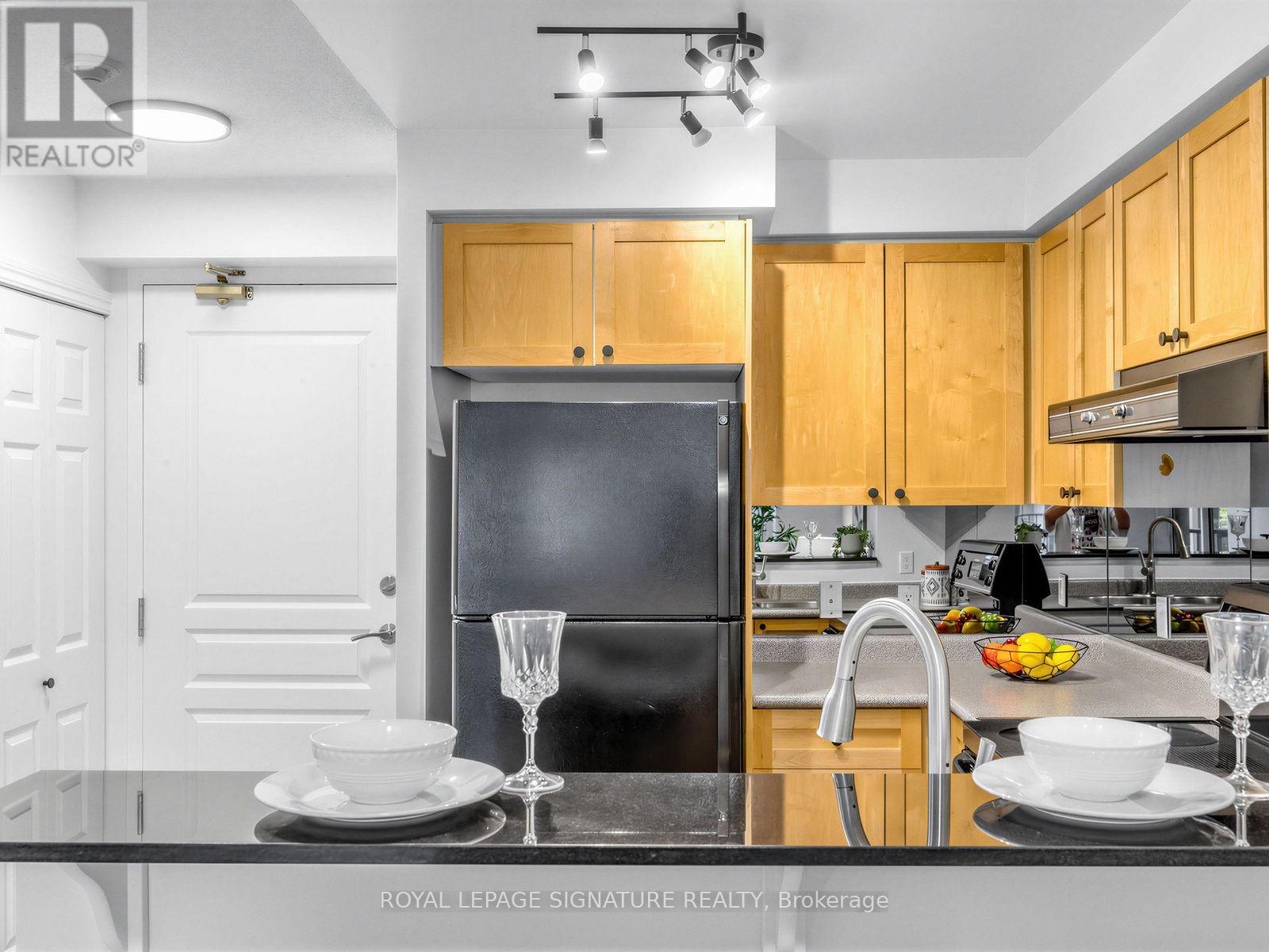 #220 16 DALLIMORE CIRCLE - 6