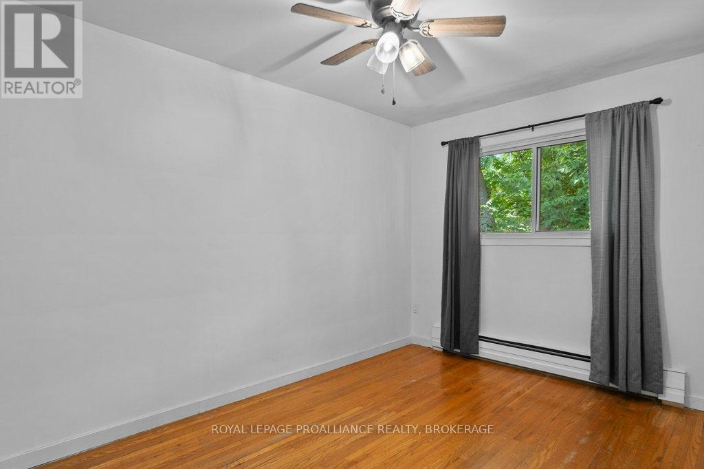 590 MACDONNELL STREET - 11