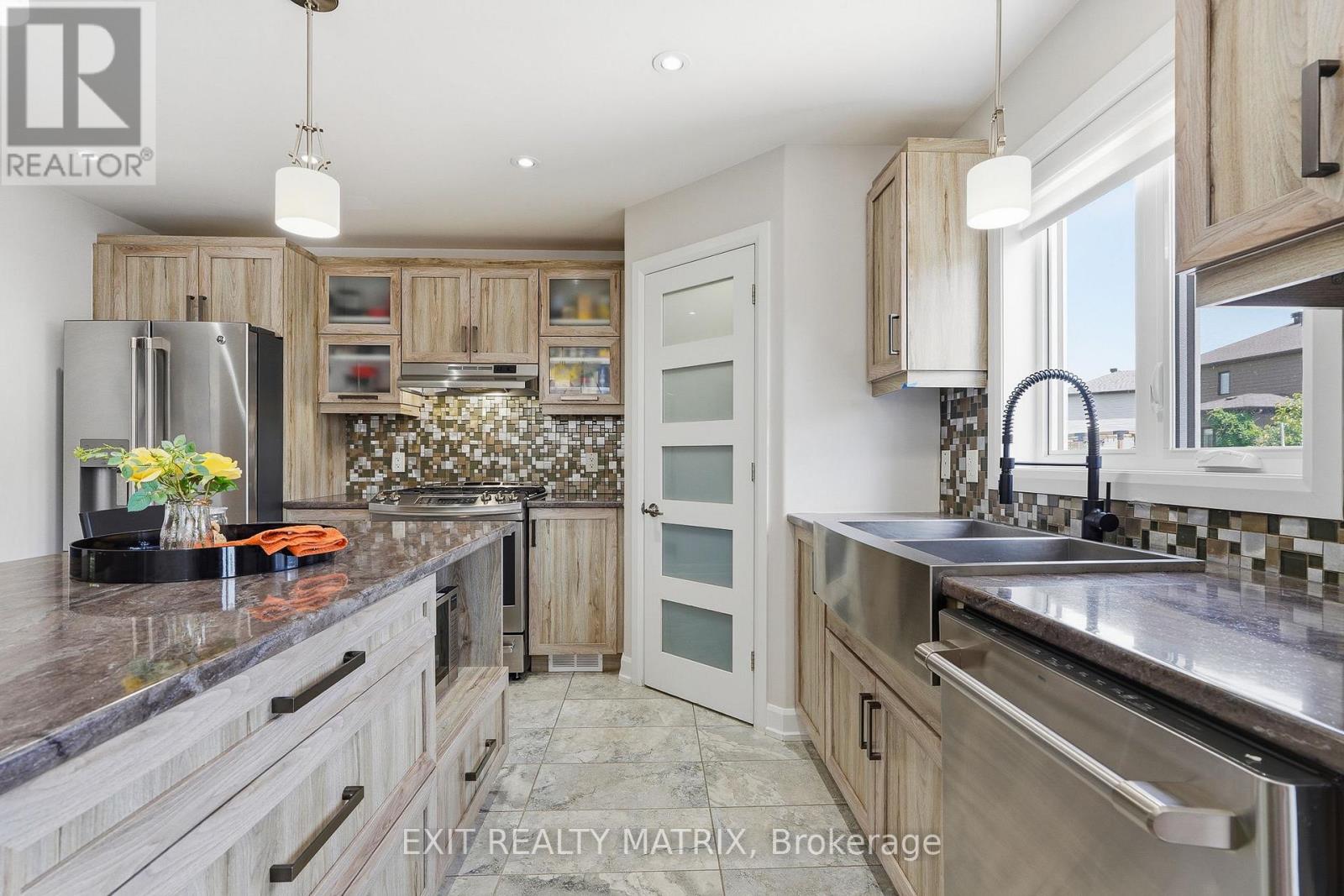549 MARSEILLE STREET - Image 17