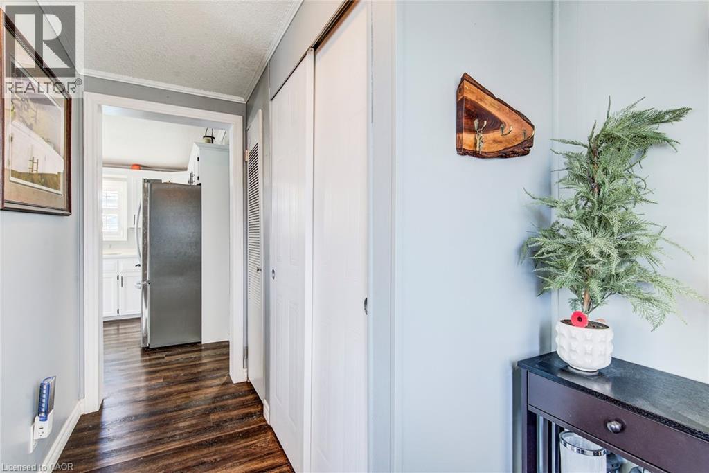 11 HEMLOCK Crescent - 6