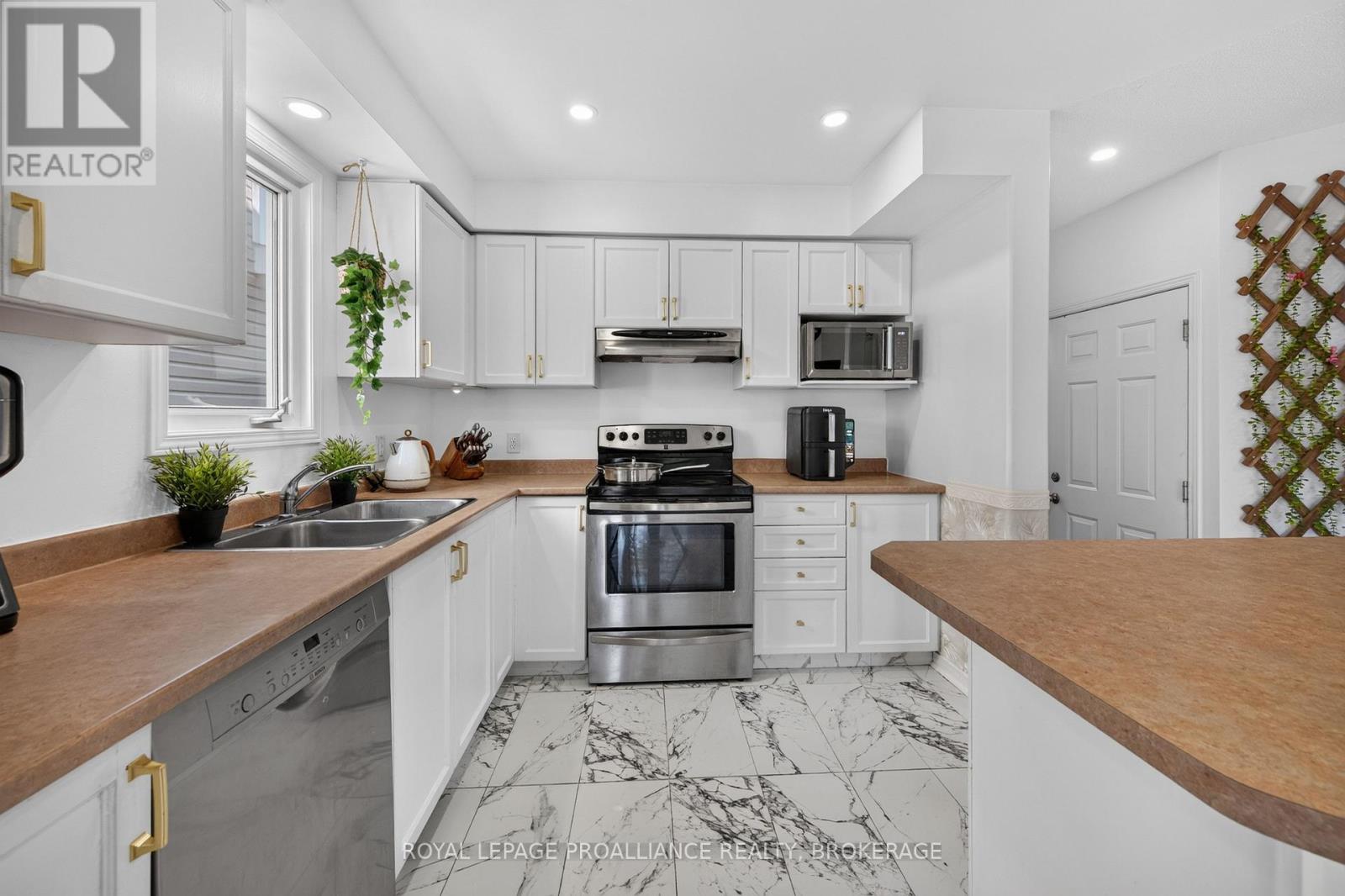 445 MAUREEN STREET - 11