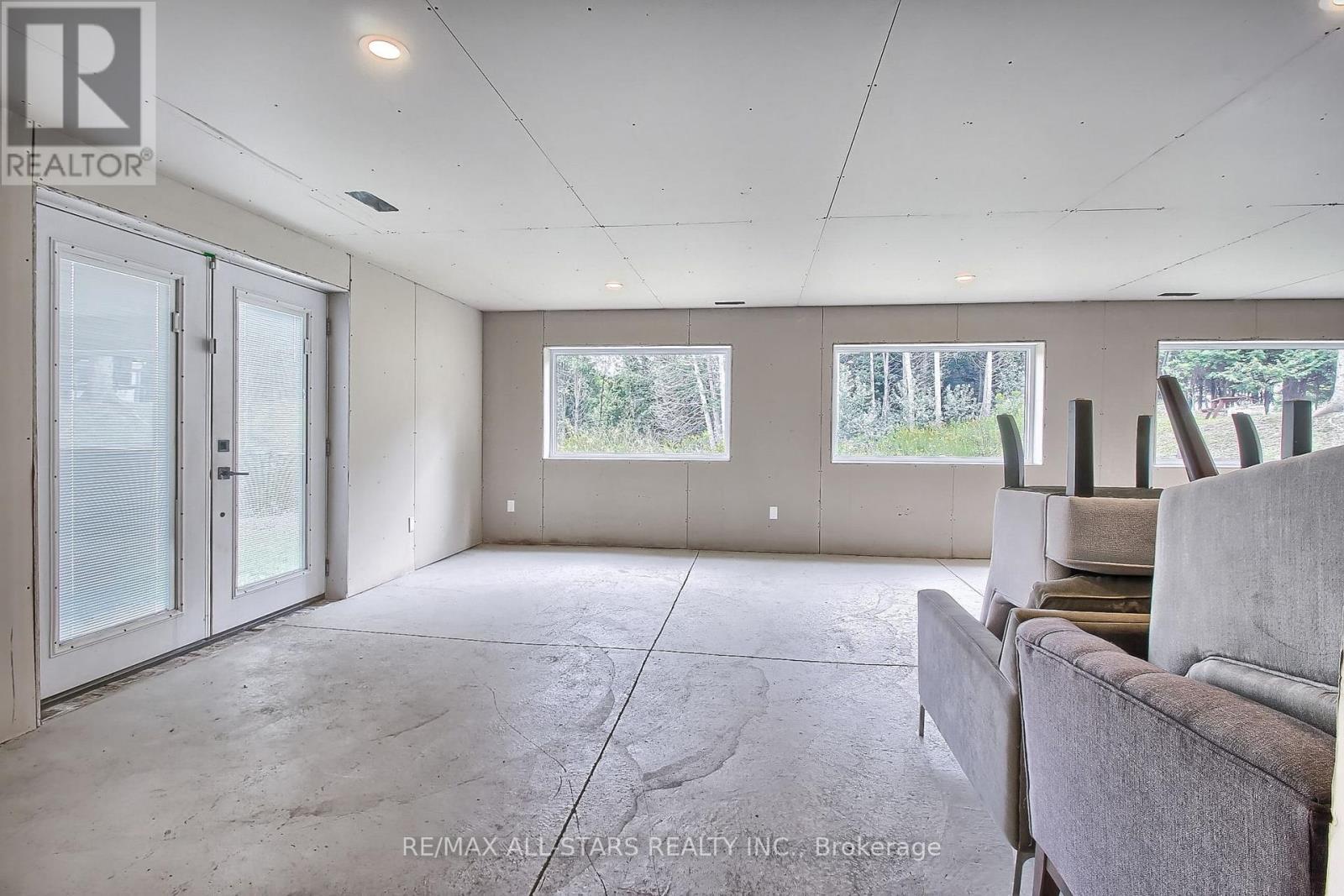 215 UXBRIDGE PICKERING TOWNLINE - 29
