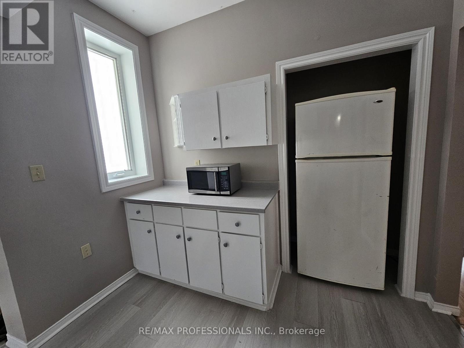 20 ERIE STREET - 9
