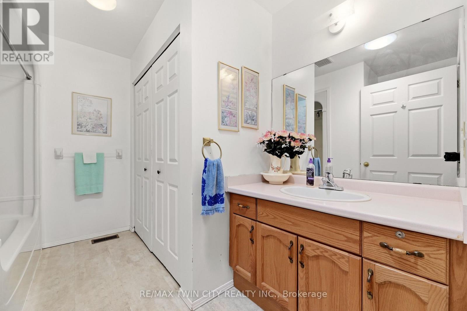 1030 COLBORNE STREET E - 11