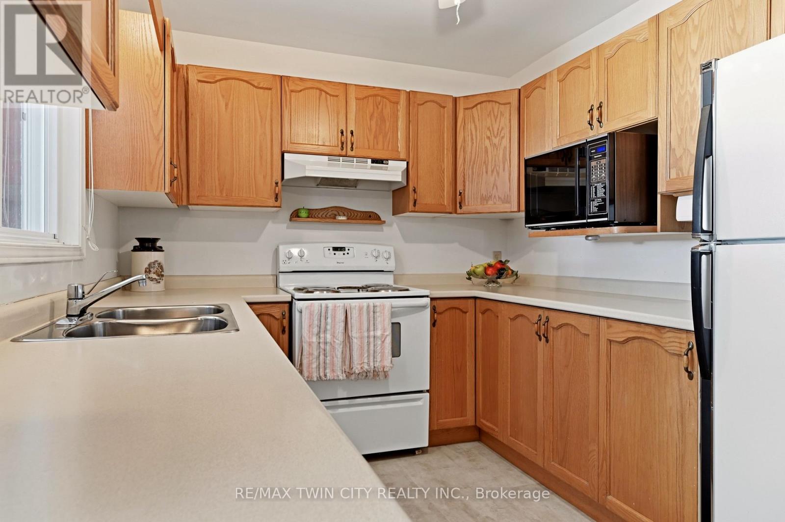 1030 COLBORNE STREET E - 27